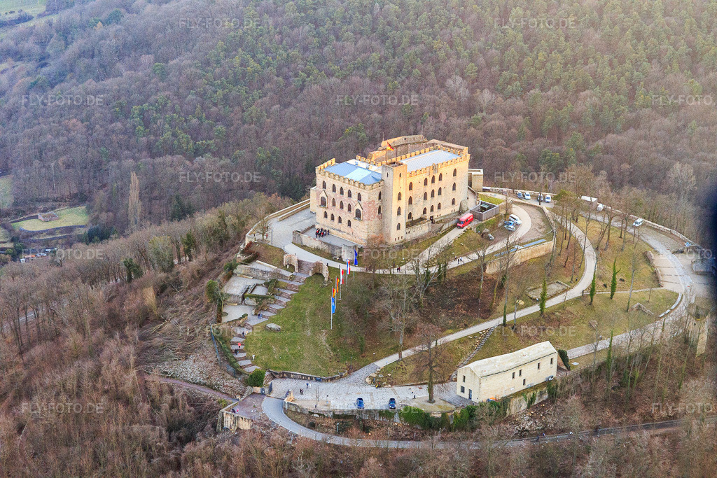 Luftbild: Hambacher Schloss von Süden im Ortsteil Diedesfeld in Neustadt im Bundesland Rheinland-Pfalz in Deutschland. Foto: IMG_105189.jpg vom 24.03.2018 durch Werner Riehm/FLY-FOTO.deStiftung Hambacher SchlossStiftung Hambacher Schloss | Das Hambacher Schloss ist eine lebendige Stätte deutscher und europäischer Demokratiegeschichte