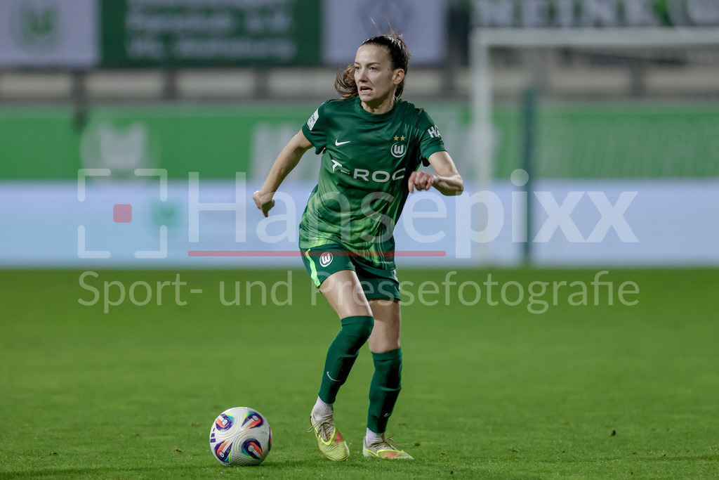 Fussball, Google Pixel Frauen-Bundesliga, VfL Wolfsburg - Hamburger SV | Joelle Wedemeyer (VfL Wolfsburg, 24) am Ball, Freisteller, Einzelbild, Ganzkörper, Aktion, Action, Spielszene, DIE DFB-RICHTLINIEN UNTERSAGEN JEGLICHE NUTZUNG VON FOTOS ALS SEQUENZBILDER UND/ODER VIDEOÄHNLICHE FOTOSTRECKEN. DFB REGULATIONS PROHIBIT ANY USE OF PHOTOGRAPHS AS IMAGE SEQUENCES AND/OR QUASI-VIDEO.