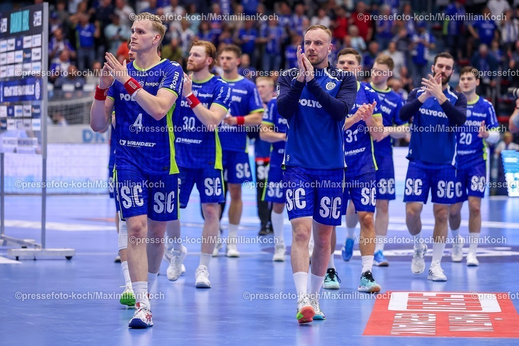 Gum30042601180 | 30.04.2026, Handball, 1. HBL, VfL Gummersbach - Frisch Auf! Göppingen, Saison 2025 / 2026 Herren, Schwalbe-Arena: Abschlussjubel nach dem 29:29 Unentschieden Ellioi Snaer Vioarsson (VfL Gummersbach #04) Lukas Blohme (VfL Gummersbach #08) 