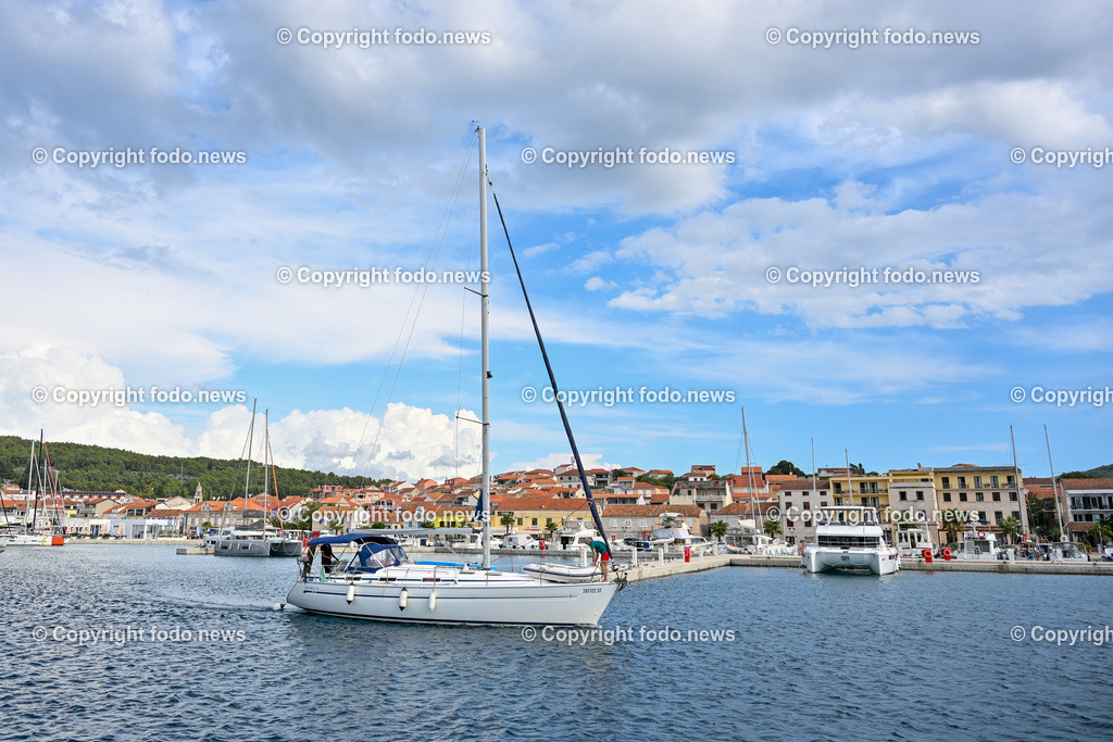 Kroatien_ Korcula_ Insel in Sueddalmatien_ Vela Luka_ 13.09.2024-10 | 13.09.2024, Kroatien, HRV, Korcula, Insel in Sueddalmatien, Vela Luka im Bild Hafen, Hafenansichten, Boot, Boote, Schiff, Schiffe, Gebauede, Adria, Meer, StadtansichtenVela Luka, woertlich Großer Hafen ist ein kroatischer Hafenort auf der Insel Korcula in der oestlichen Adria. Quelle: Wikipedia