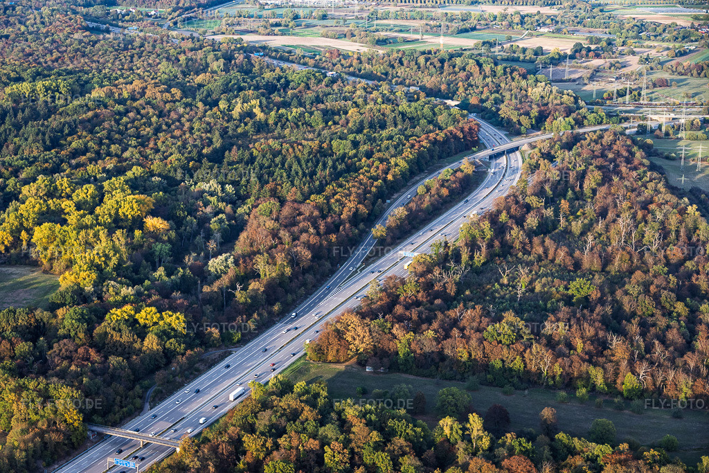 Luftbild: Verlauf der Autobahn A5 mit Überleitung zur A6 am Dreieck Karlsruhe im Ortsteil Rüppurr in Karlsruhe im Bundesland Baden-Württemberg in Deutschland. – Foto: IMG_160054.jpg vom 16.10.2026 durch Werner Riehm/FLY-FOTO.de – Auflösung des Originals: 6000 x 4000 px
