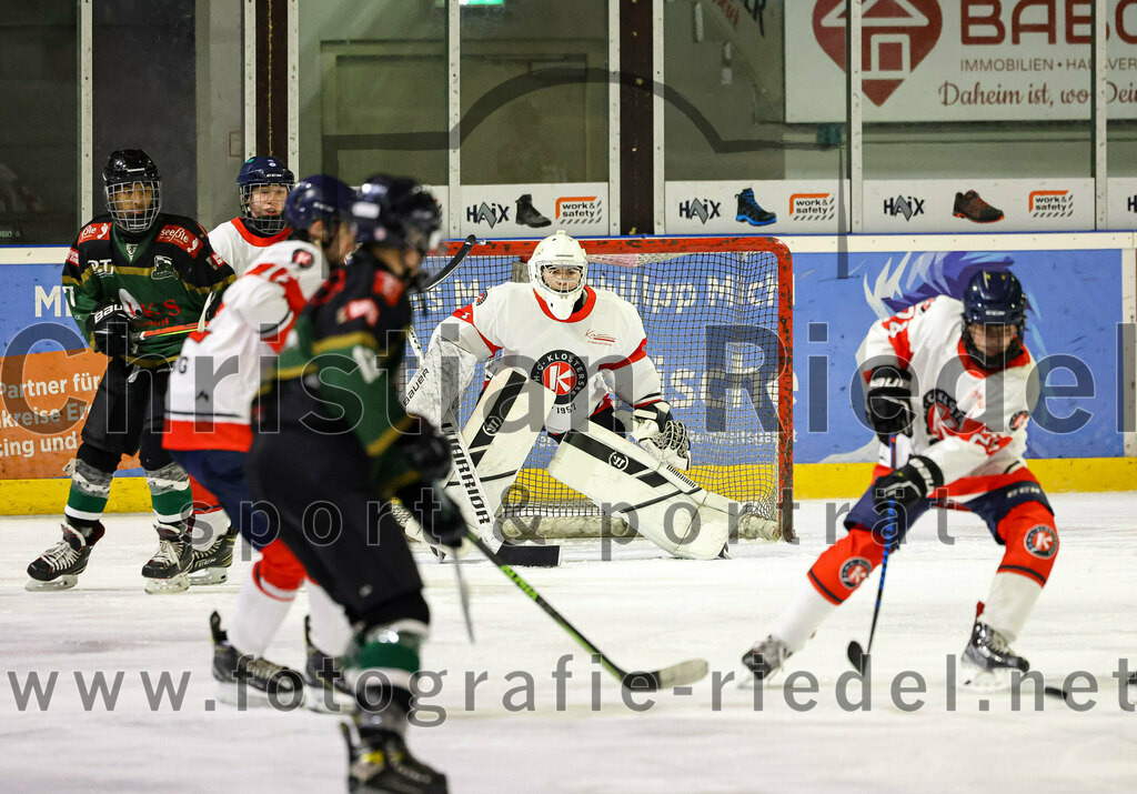 2022-12-04_042_TSV_Erding_gegen_EHC_Klostersee | Erding, Deutschland, 04.12.2022:
Eishockey, Bayernliga U17 2022 / 2023, 11. Spieltag, TSV Erding gegen EHC Klostersee, Endergebnis: 3:5

Torwart Robin Merwald (EHC Klostersee, #1), Jan Markmann (EHC Klostersee, #24)

Foto: Christian Riedel / fotografie-riedel.net