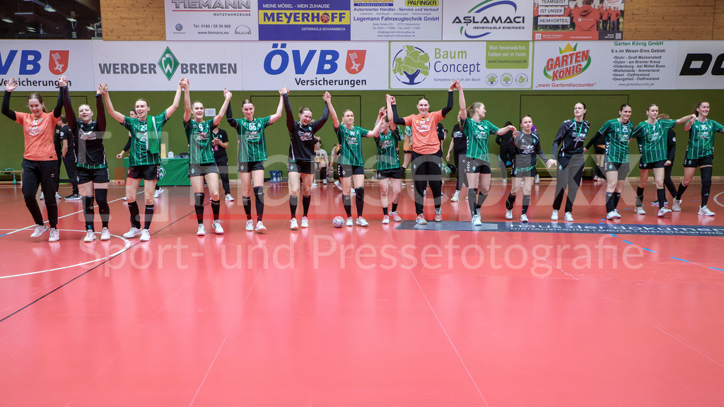 Handball, 2. Bundesliga Frauen, SV Werder Bremen - VfL Waiblingen | Spielerinnen des SV Werder Bremen jubeln über den Sieg, Freude über das gewonnene Spiel, Jubel, Lachen, mit dem Dank an die Fans, Zuschauer für die Unterstützung, bedanken, Dank