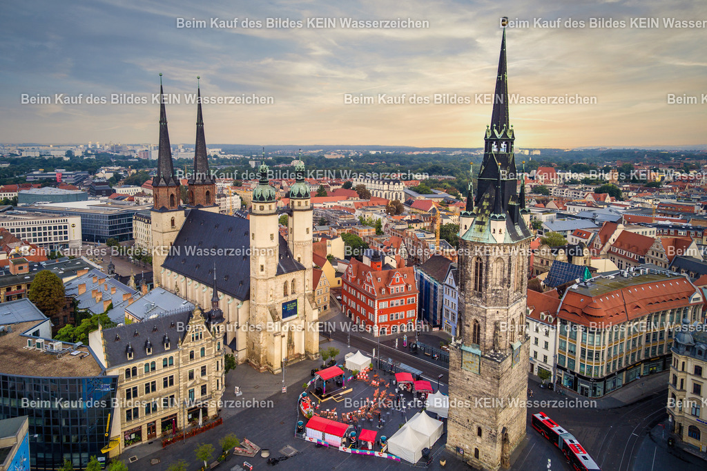 Halle_Marktkirche_St_Marien-0012 | Die Luftaufnahmen zeigen Halle (Saale) mit seiner historischen Stadtstruktur und bedeutenden kulturellen Bauwerken. Markante Orte wie die Marktkirche, die Burg Giebichenstein und die Leopoldina prägen neben weiteren historischen Gebäuden das Stadtbild. Aus der Vogelperspektive werden die Verbindung von Geschichte, Architektur und moderner Stadtentwicklung sowie die Lage Halles an der Saale sichtbar. - Realisiert mit Pictrs.com