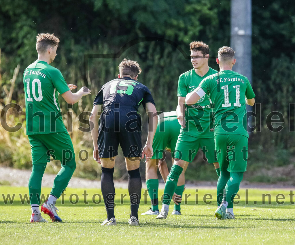 2023-07-09_024_FC_Forstern_gegen_SpVgg_Neuching | Forstern, Deutschland, 09.07.2023:
Fußball, Kreisklasse 2023 / 2024, Testspiel, FC Forstern gegen SpVgg Neuching, Endergebnis: 2:4

Jubel nach dem 1:0 durch Bastian Keilhacker (FC Forstern, #4)
Alexander Huber (FC Forstern, #10), Lukas Schindlbeck (SpVgg Neuching, #15), Andreas Ullmann (FC Forstern, #11)

Foto: Christian Riedel / fotografie-riedel.net