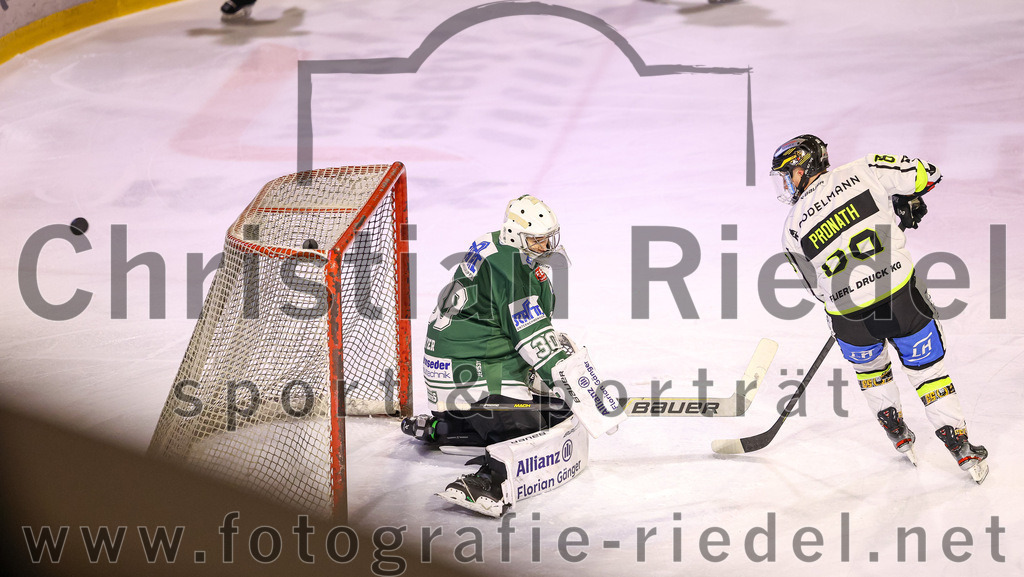 2024-02-02_072_TSV_Erding_gegen_ERSC_Amberg | Erding, Deutschland, 02.02.2024:
Eishockey, Bayernliga Vorrunde 2023 / 2024, 30. Spieltag, TSV Erding gegen ERSC Amberg, Endergebnis: 1:0

Torwart Patrick Mayer (Erding Gladiators, #30), Marco Pronath (ERSC Amberg, #88)

Foto: Christian Riedel / fotografie-riedel.net