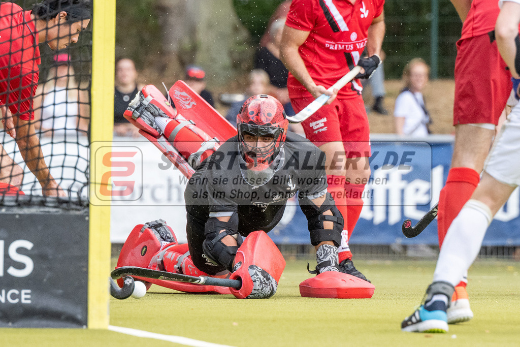 SFE_20220903_0144 | Emiliano Bosso ( Torwart TSV Mannheim #1 ) Christopher Rühr ( Rot-Weiss Köln #17 )  ; 1. Bundesliga Hockey Herren Rot-Weiss Köln - TSV Mannheim am 03.09.2022 in Köln (KTHC Stadion Rot-Weiss Köln Tennis and Hockey Club), Photo: Stephan Fehrmann 2022 (Sports-Gallery)