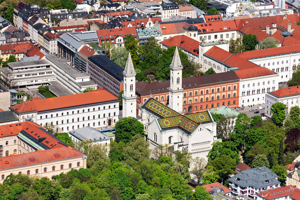 dr__0063704.jpg | MüNCHEN 29.04.2025 Kirchengebäude St. Ludwig an der Ludwigstraße im Altstadt- Zentrum der Innenstadt im Ortsteil Maxvorstadt in München im Bundesland Bayern, Deutschland. // Church building in St. Ludwig on Ludwigstrasse Old Town- center of downtown in the district Maxvorstadt in Munich in the state Bavaria, Germany. Foto: Daniel Reiter