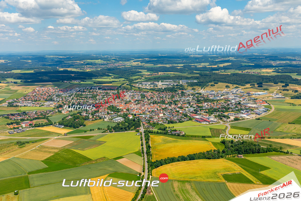 Das Luftbild zeigt :  Hemau - Die Luftaufnahme wurde 2023 vom UL-Flugzeug aus erstellt ( keine Drohne ) - Hochauflösende Luftaufnahme - Für grossformatige Ausdrucke geeignet. Die Geschenkidee !Mit Lizenz und Bildrechte bestellbar