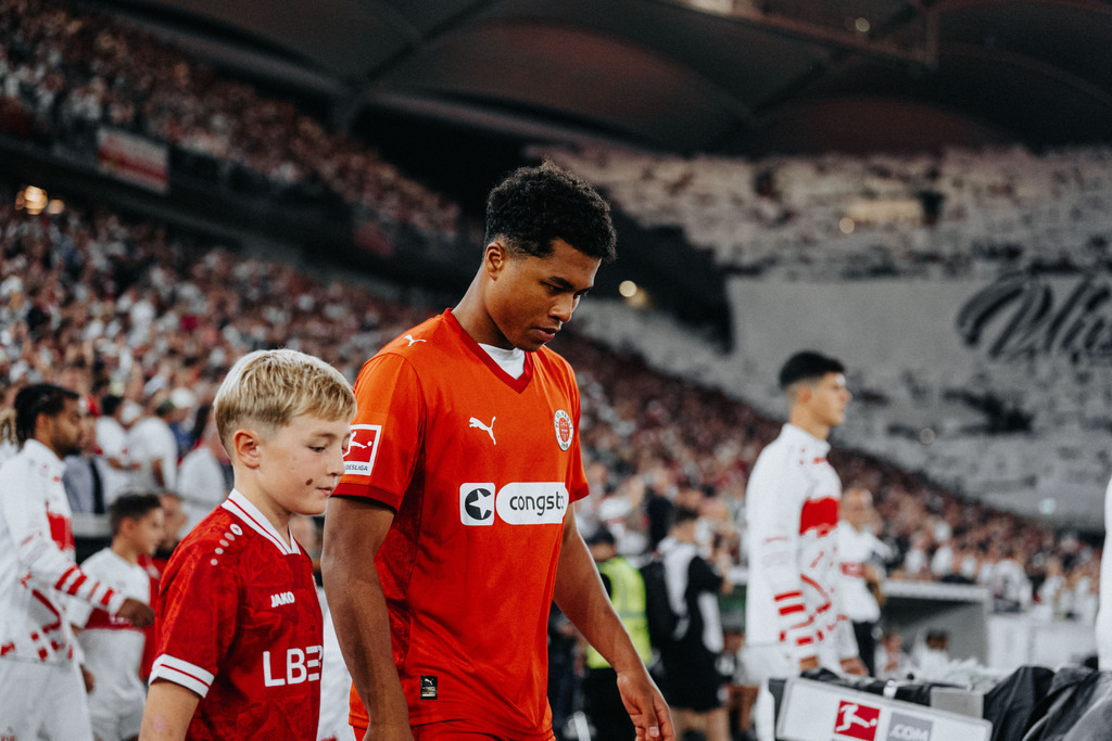 FCS06038 | Der offizielle Shop für FC St. Pauli Fotos. Wähle aus Spielszenen & Fanmomenten dein FCSP Wunschformat. Wir liefern Millerntor-Atmosphäre.
