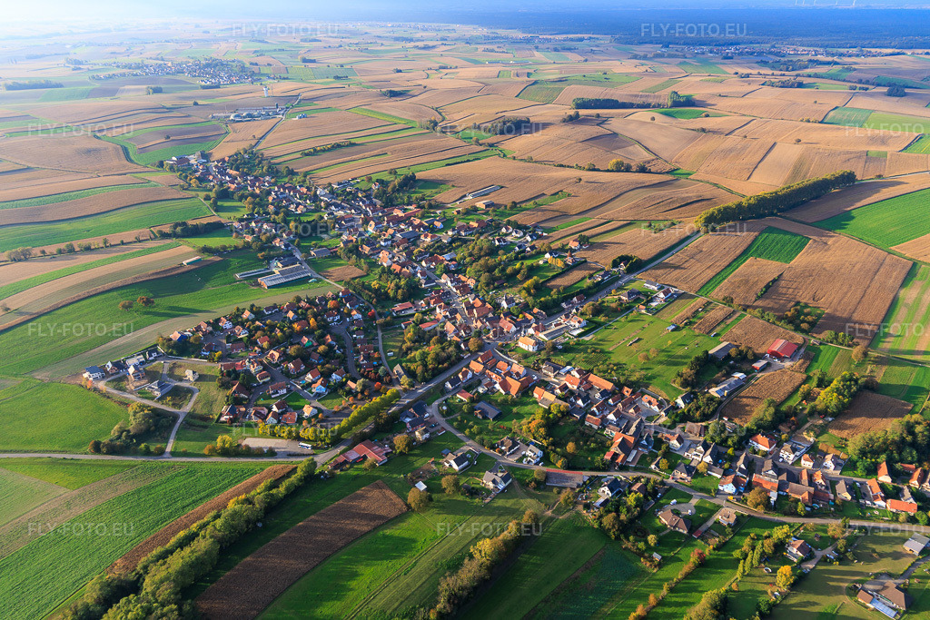 Vue aérienne: Vue de la ville depuis le sud-est à Wintzenbach dans le département Bas Rhin, France. Photo: IMG_150166.jpg prise le 11/10/2025 par Werner Riehm/FLY-FOTO.eu – Résolution de l'original: 6000 x 4000 px