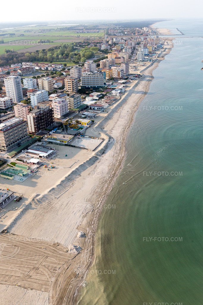 Aerial view: View of the town in Lido DI Savio in the state Emilia Romagna, Italy.Photo: IMG_098473.jpg taken on 04/05/2017 by Werner Riehm/FLY-FOTO.comResolution of the original: 3412 x 5118 px
