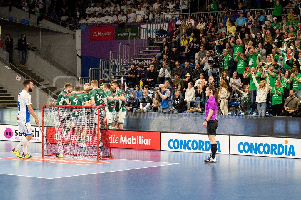 SV Wiler-Ersigen vs GC Unihockey - 23. April 2022 | SV Wiler-Ersigen vs GC Unihockey
Stimo Arena, Kloten
Wiler Spieler feiern das 1:2 durch #4 Michal Dudovic (SV Wiler-Ersigen) vor ihren Fans.
Bild: Sportfotografie Markus Aeschimann | www.markus-aeschimann.ch - Realisiert mit Pictrs.com