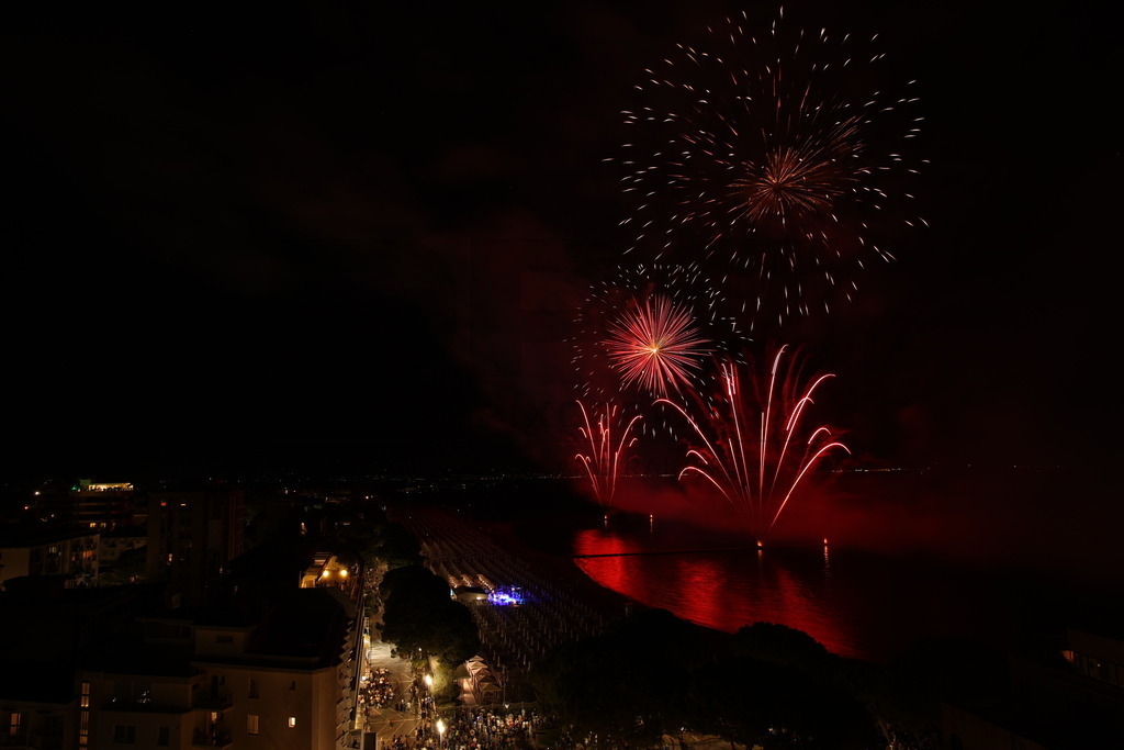Ferragosto Fireworks in Grado, Italy | GRADO, ITALY, 15.AUG.26 - FIREWORKS - Ferragosto fireworks over the Adriatic Sea in Grado, Italy. Colorful fireworks light up the night sky above the beach, coastline and waterfront during the traditional summer celebration. - Realisiert mit Pictrs.com