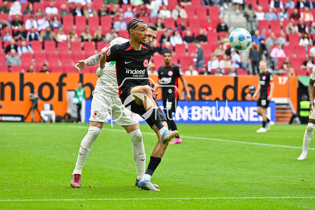 FC Augsburg - SG Eintracht Frankfurt | im Duell Jeffrey GOUWELEEUW (FC Augsburg 6) und Hugo EKITIKE (Eintracht Frankfurt 11) / Zweikampf / Bundesliga: FC Augsburg - Eintracht Frankfurt, WWK Arena am 20.04.2025