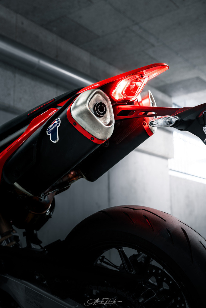 Hypermotard 698 Mono | Entdecken Sie die faszinierende Welt von Alexander Tschuncky Arts: Kreative Fotografie, atemberaubende Automobilkunst und hochwertiger Bilderdruck. Lassen Sie sich inspirieren! - Realisiert mit Pictrs.com