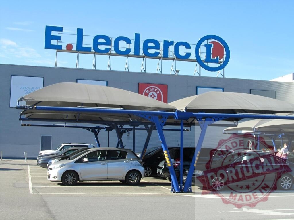 E.Leclerc supermarket building with parking lot and cars | E.Leclerc supermarket building with logo, parking lot, and cars parked under shade structures - Realisiert mit Pictrs.com