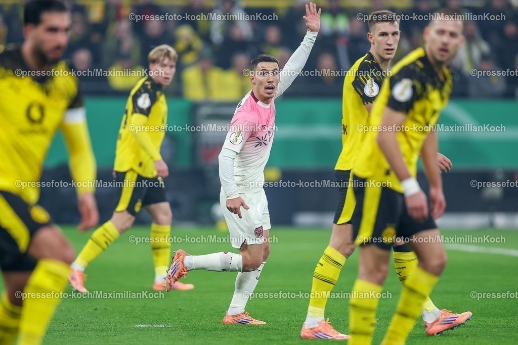 BVB02122501034 | 02.12.2025, Fußball, DFB-Pokal, Borussia Dortmund - Bayer 04 Leverkusen, Achtelfinale, Signal Iduna Park, Saison 2025 2026: Alejandro Grimaldo (Bayer04 #20) gestikulierend DFB regulations prohibit any use of photographs as image sequences and or quasi-video.