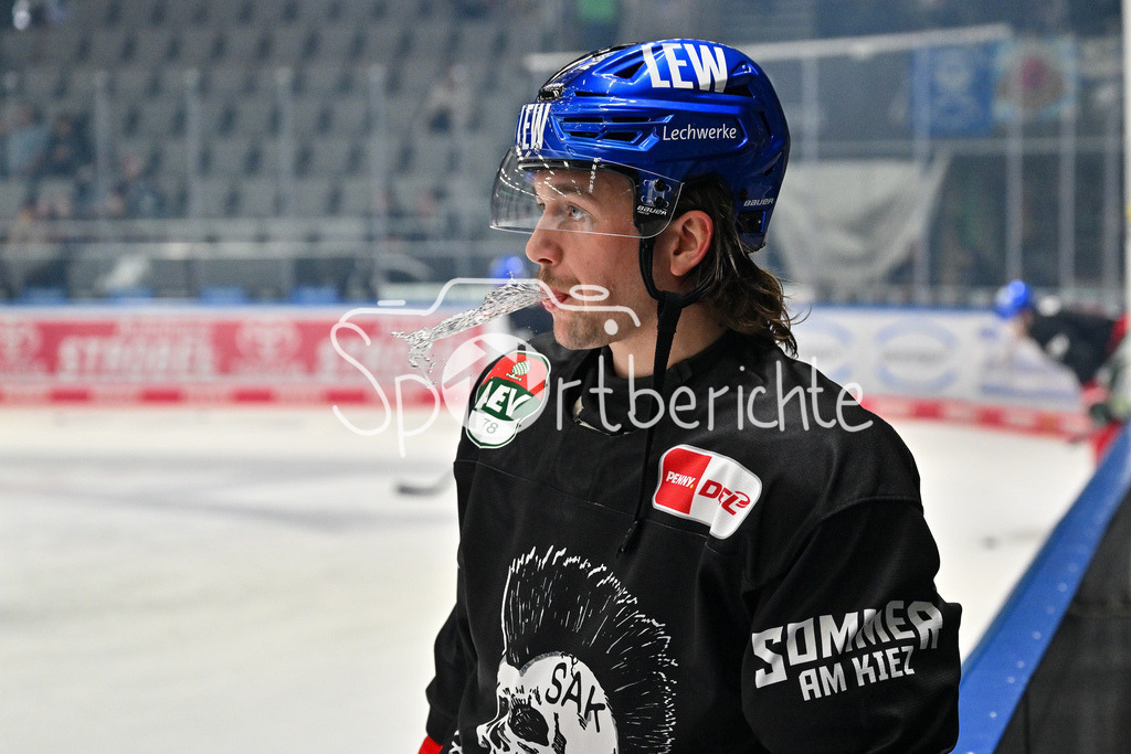 Augsburger Panther - Straubing Tigers | im Bild Riley McCOURT (Augsburger Panther #72) beim warmup / Freitseller / Einzelfoto / DEL: Augsburger Panther - Straubing Tigers, Curt Frenzel Stadion am 29.11.2024