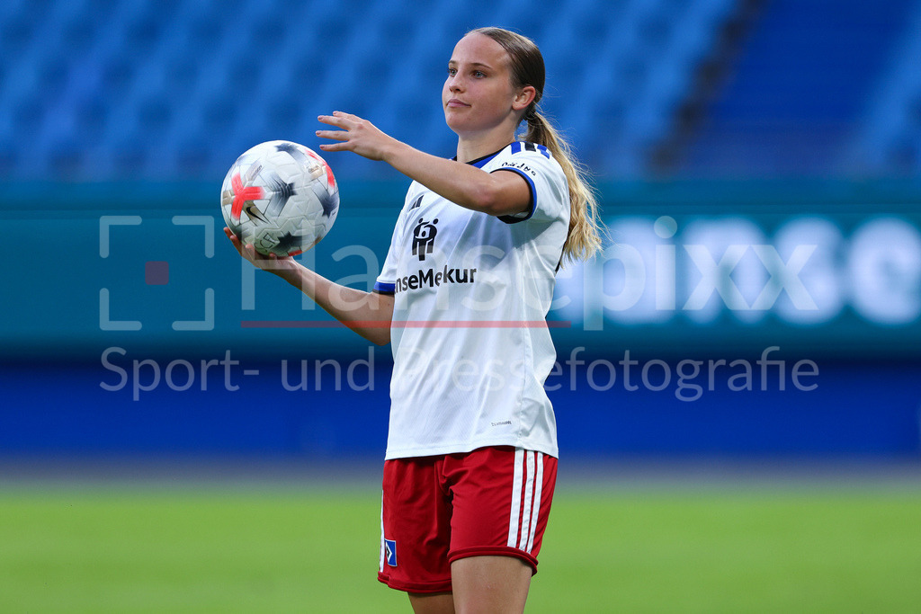 Fussball, Google Pixel Frauen-Bundesliga, Hamburger SV - SC Freiburg | Jonna Wrede (Hamburger SV, HSV, 26) beim Einwurf, Aktion, Action, Spielszene, Portrait, Nahaufnahme, Einzelfoto, Einzelbild, DIE DFB-RICHTLINIEN UNTERSAGEN JEGLICHE NUTZUNG VON FOTOS ALS SEQUENZBILDER UND/ODER VIDEOÄHNLICHE FOTOSTRECKEN. DFB REGULATIONS PROHIBIT ANY USE OF PHOTOGRAPHS AS IMAGE SEQUENCES AND/OR QUASI-VIDEO.