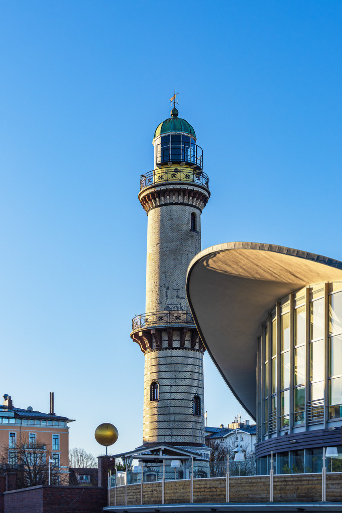 Leuchtturm und Teepott an der Ostseeküste in Warnemünde | Leuchtturm und Teepott an der Ostseeküste in Warnemünde.