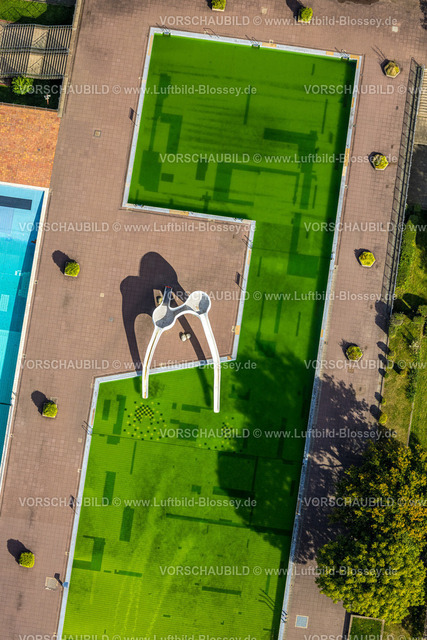 Essen241002172 | Luftbild, Grugabad Schwimmbad im Grugapark, Rutsche am Kinderbecken, Formen und Farben, Rüttenscheid, Essen, Ruhrgebiet, Nordrhein-Westfalen, Deutschland