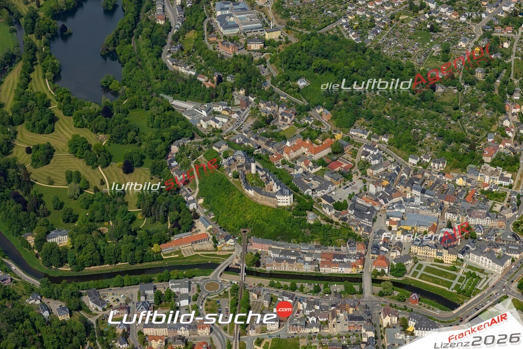 Das Luftbild der Stadt Greiz wurde 2022 vom Flugzeug heraus erstellt (keine Drohnen-Aufnahmen) Aufnahmehöhe ca.450 Meter- hohe Bildauflösung und Druck-Qualität. Garantiert!