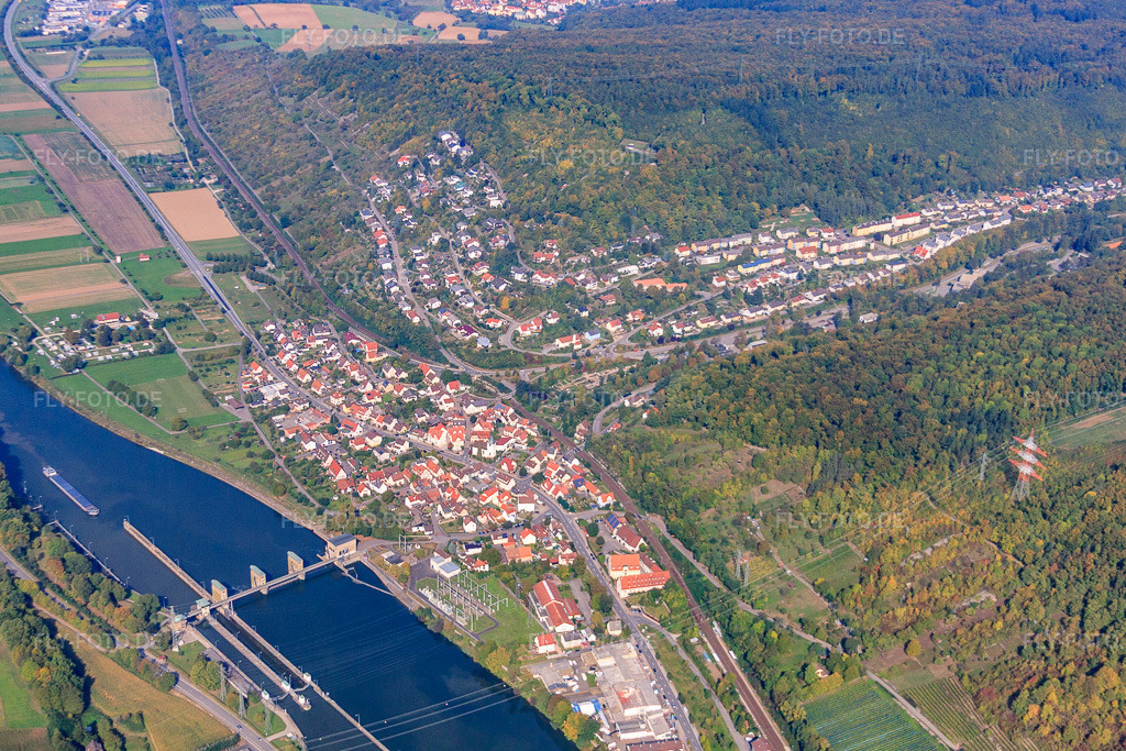 Luftbild: Ortsansicht am Neckarufer mit Neckar-Staustufe und Schleuse Neckarzimmern in Neckarzimmern im Bundesland Baden-Württemberg in Deutschland. Foto: IMG_45615-1662.jpg vom 25.09.2011 durch Werner Riehm/FLY-FOTO.deAuflösung des Originals: 4649 x 3099 px