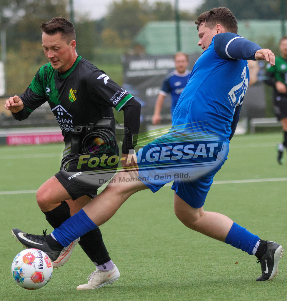 SC Enger - TuS Hücker-Aschen | Auf dem Bild zu sehen: schwarz SC Enger: Pascal Lebek ; blau TuS Hücker-Aschen: Marc Ebmeyer SC Enger, TuS Hücker-Aschen, Saison 26/27, Kreisliga A, Enger, Deutschland - Realisiert mit Pictrs.com