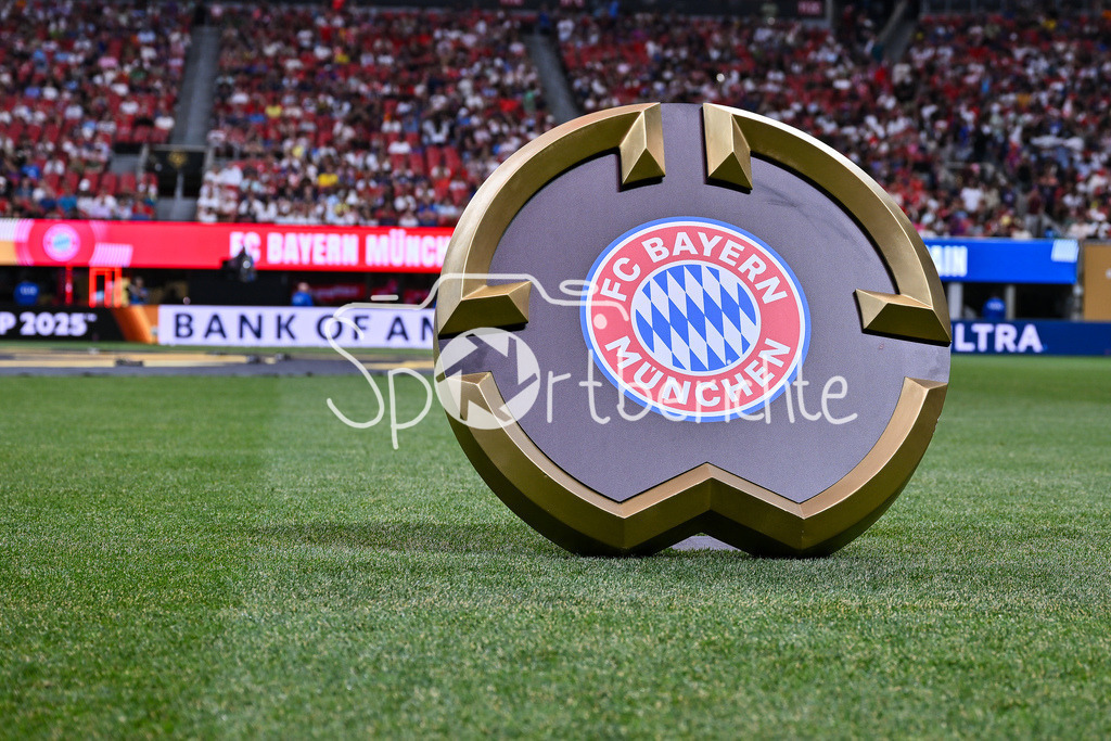 Paris Saint Germain - FC Bayern München | Das LOGO des FC Bayern auf dem Rasen in Atlanta / Wappen / Symbolbildl / Symbolfoto / FIFA Club World Cup: Paris Saint Germain - FC Bayern Muenchen, Mercedes Benz Stadium am 05.07.2025 / NOT FOR SALE IN USA
