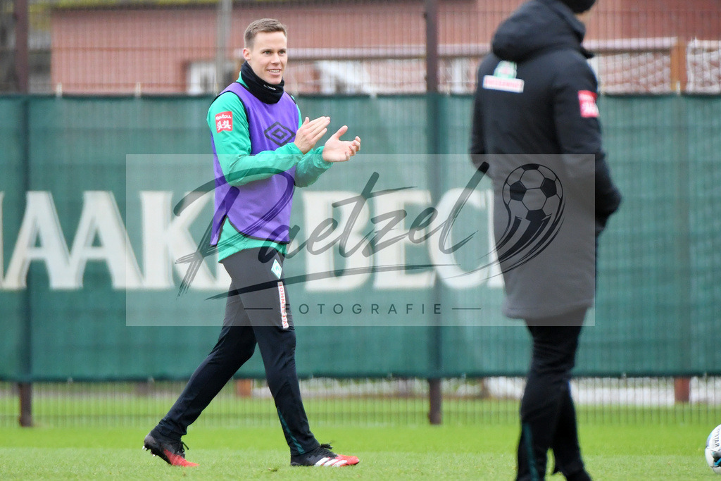 20200227_TRASVW_0032 | Fussball, Herren: Niklas Moisander (Werder Bremen) gestikuliert waehrend der Trainingseinheit des SV Werder Bremen auf dem Trainingsplatz am wohninvest Weserstadion am 27.02.2020 in Bremen, Deutschland. - Realisiert mit Pictrs.com