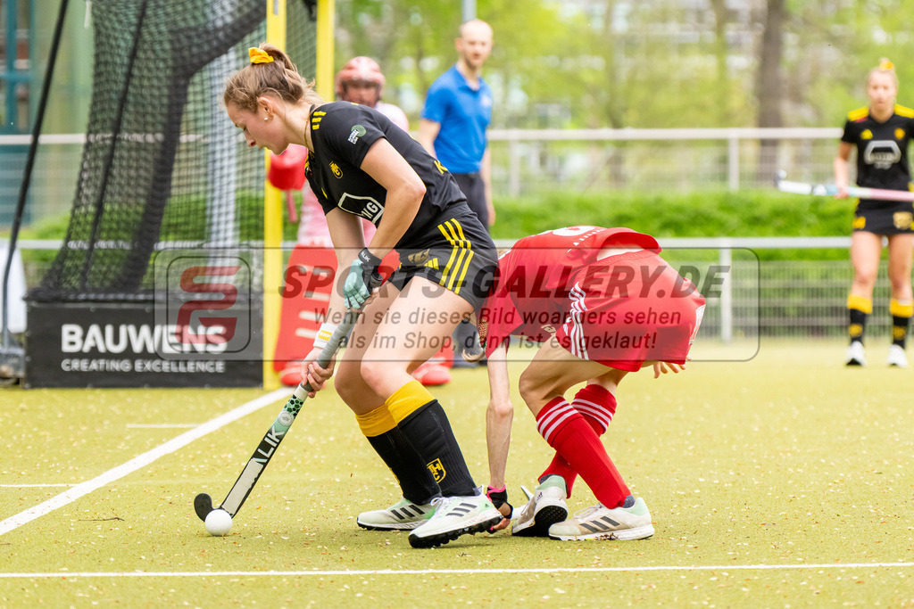 HK_20240407_100207 | 1. Bundesliga Hockey Damen Rot-Weiss Köln - Harvestehuder THC am 7.4.2024 Rot-Weiss Köln, Köln , Garot Albane ( Harvestehuder THC #25 ) , Lea Thomas ( Rot-Weiss Köln #8 )