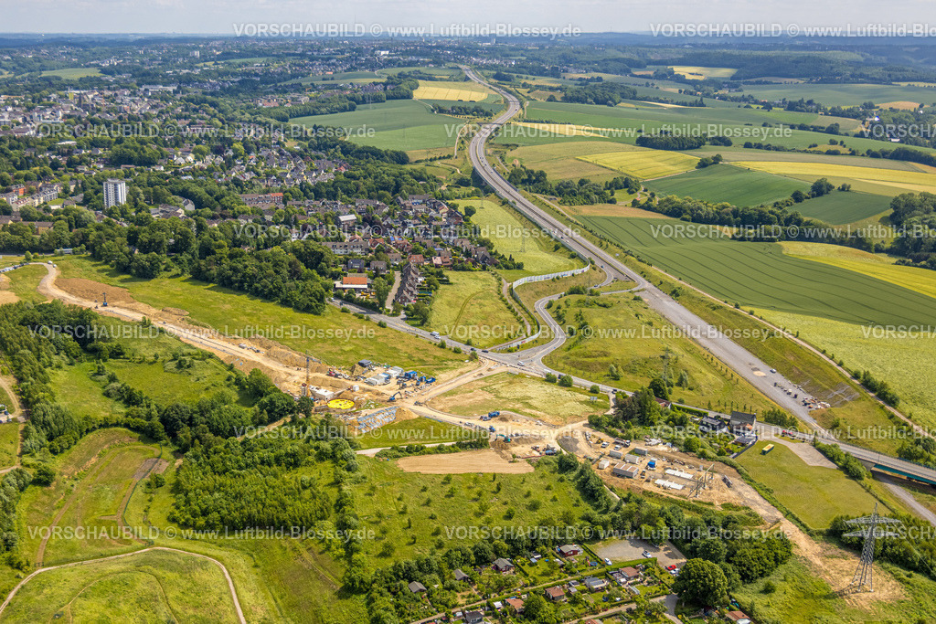 Heiligenhaus250601363 | Luftbild, Baustelle Autobahnneubauabschnitt der A44, Lückenschluss zwischen Ratingen-Ost und Velbert, Baustelle mit Baukran In der Leibeck Ecke Ratinger Straße, Hofermühle, Heiligenhaus, Ruhrgebiet, Nordrhein-Westfalen, Deutschland