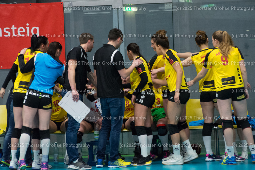 VBL VFB SUHL vs. LADIES IN BLACK AACHEN | VFB Suhl beraten sich; VBL VFB SUHL vs. LADIES IN BLACK AACHEN, Volleyball-Bundesliga Frauen am 03.02.2018 in der Multihalle in Meiningen, (Deutschland) - Realisiert mit Pictrs.com