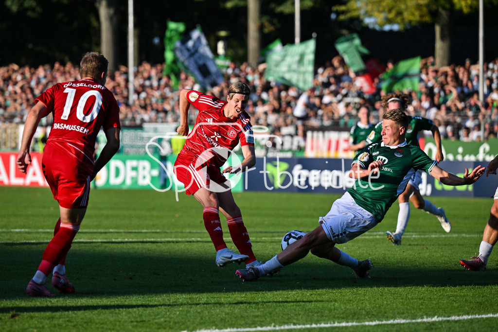 1. FC Schweinfurt 05 - Fortuna Düsseldorf | in dieser Szene kann Pius KRÄTSCHMER (Schweinfurt 23) den SChuss von Cedric ITTEN (Fortuna 13) in letzter Sekunde blocken / DFB-Pokal: 1. FC Schweinfurt 05 - Fortuna Düsseldorf; Riedel-Bau Arena am 18.08.2025