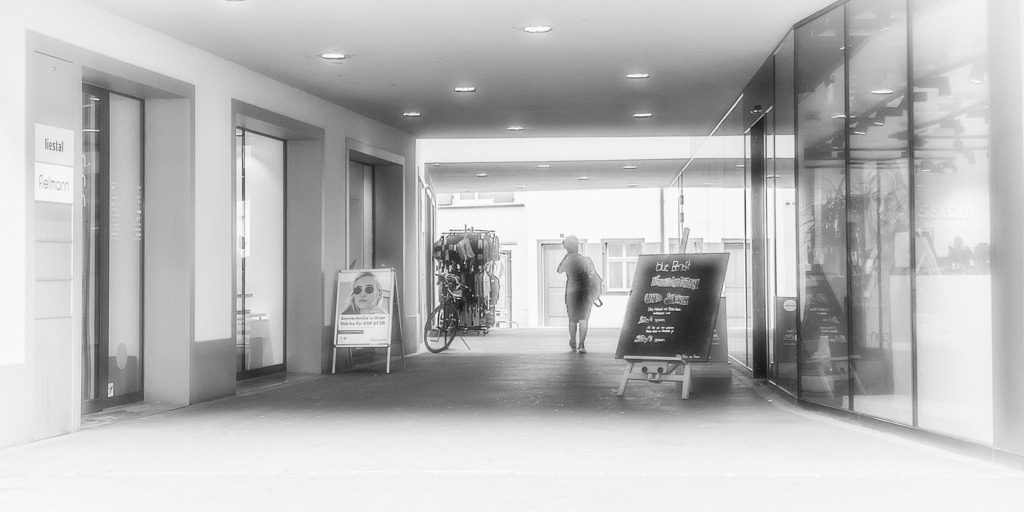 Passage Rathausstrasse, Liestal | Schöne Fotografien aus der Stadt und der Natur zum bestellen oder selber hochladen. Druck auf Foto, Postkarte, Kalender, FineArt Hahnemühle, Alu-Dibond , Akustikbilder zur Absorption von Schall und Lärm etc. - Realisiert mit Pictrs.com