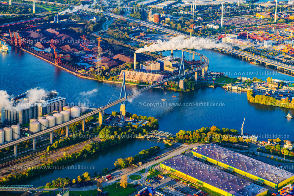 Hamburg_Hansaport_Köhlbrandbrücke_HHLA_ELS_1649121024 | HAMBURG 12.10.2024 Fluß - Brückenbauwerk einer Schrägseilbrücke " Köhlbrandbrücke " über dem Rugenberger Hafen im Ortsteil Steinwerder in Hamburg, Deutschland. Weiterführende Informationen bei: Freie und Hansestadt Hamburg Landesbetrieb Straßen, Brücken und Gewässer,  HPA Hamburg Port Authority,  Ingenieurbüro GRASSL GmbH. // River - bridge construction Koehlbrandbruecke on Koehlbrandbrueckenlauf over the port Rugenberger Hafen in the district Steinwerder in Hamburg, Germany. Further information at: Freie und Hansestadt Hamburg Landesbetrieb Strassen, Bruecken und Gewaesser,  HPA Hamburg Port Authority,  Ingenieurbuero GRASSL GmbH. Foto: Martin Elsen