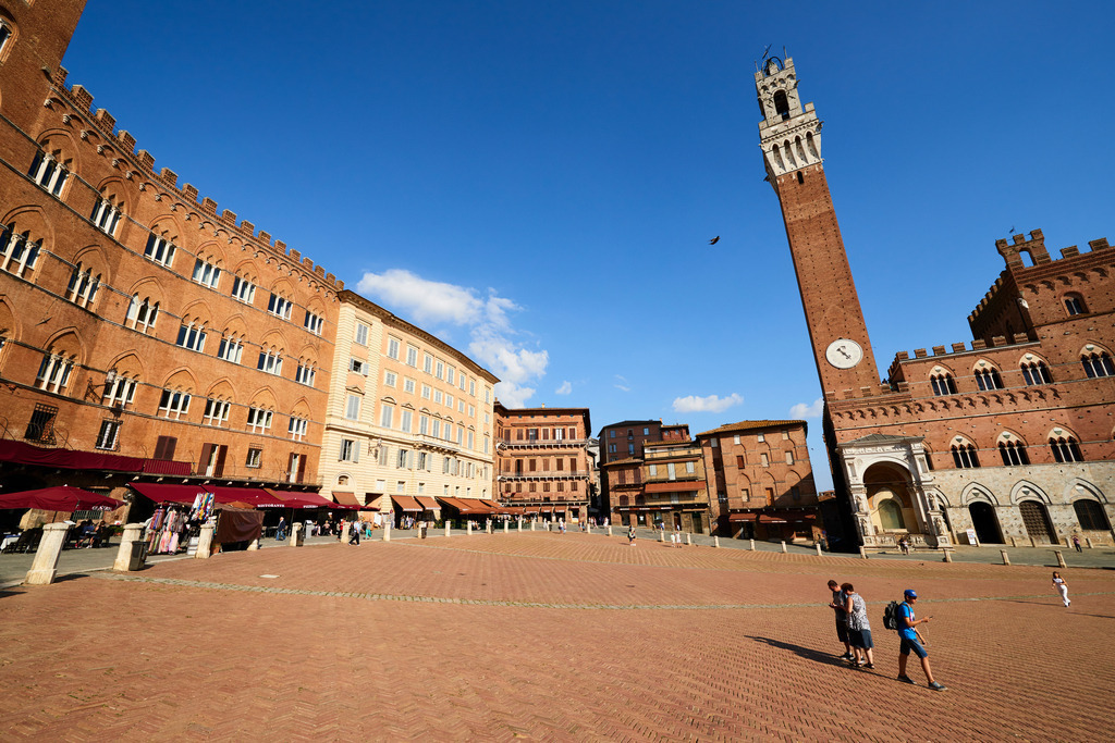 Blick auf den Piazza del Campo und dem Torre del Mangia | Siena, Italien - September 01, 2016: Blick auf den Piazza del Campo und dem Torre del Mangia. - Realisiert mit Pictrs.com