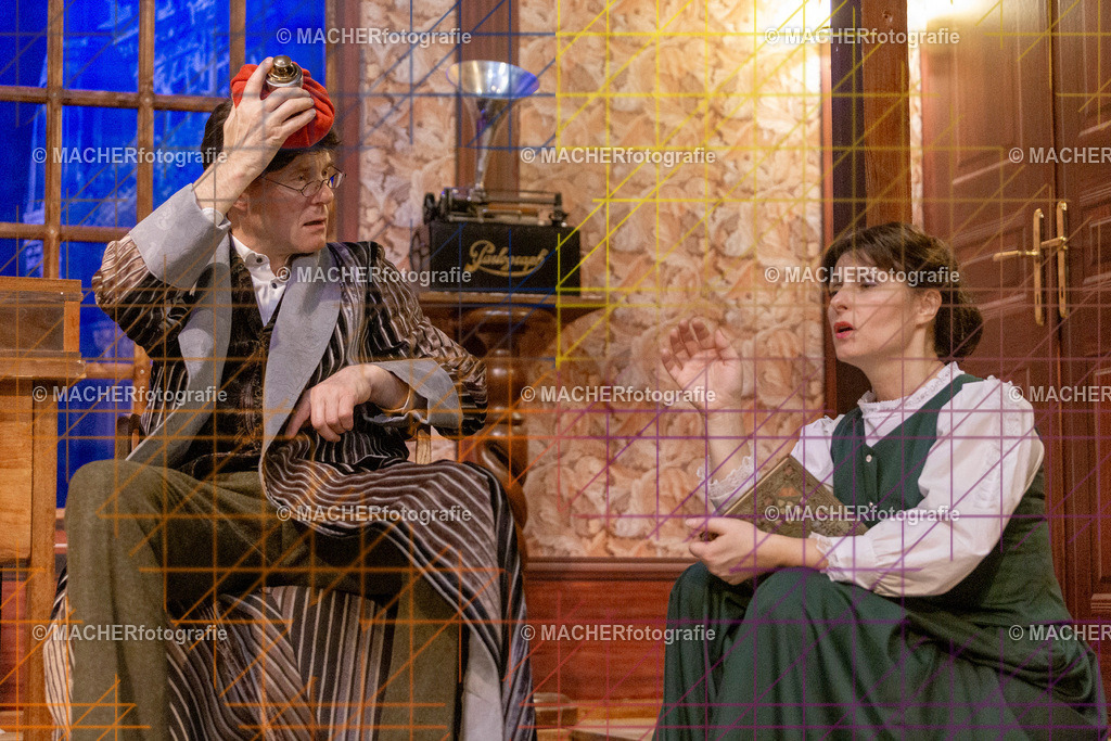 225_MFL-2025 | Portraitbilder von Regisseur; Darsteller; Techniker; Maske; Kostüme; Chor; Musiker; Bilderserie der Generalprobe und der Premierenvorstellung, Szenenbilder; Ausdrucksstudien; Bühnenüberblick; Bühnenkulissen; Pressefotos inkl. Redaktionsfoto Darstellergruppe.