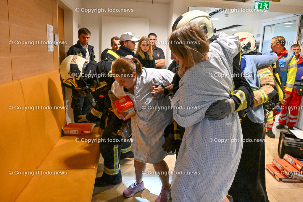Krankenhaus der Barmherzigen Brueder_ Katastrophenuebung_ 12.06.2024-24 | 12.06.2024, Linz, AUT, Krankenhaus der Barmherzigen Brueder, Katastrophenuebung, im Bild Einsatzkraefte, Rettung der Patienten und Besucher, Feuerwehr, Aerzte, Personal
