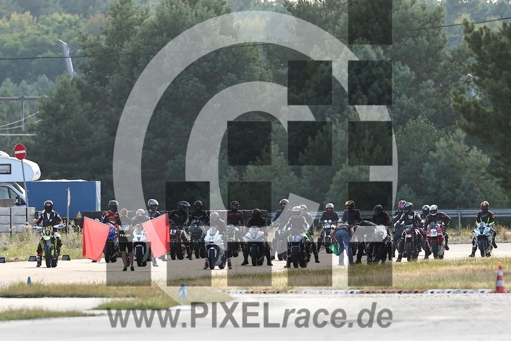 start-20240803_05297 | Schöne Erinnerungen an spannende Momente - das festzuhalten ist unser Job. PIXELrace.de ist seit 2003 auf den Rennstrecken Europas unterwegs um die Action draußen beim Fahren und die wunderbare Stimmung imm Fahrerlager für euch einzufangen.