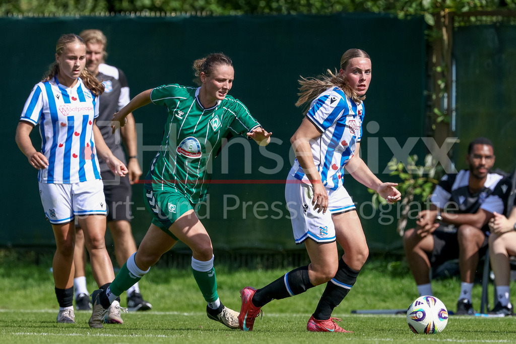 Fussball, Testspiel Frauen, SV Werder Bremen - SC Heerenveen | v.li.: Verena Wieder (SV Werder Bremen, 31) und Eef Smits (SC Heerenveen, 4) im Zweikampf, Duell, Dynamik, Aktion, Action, Spielszene