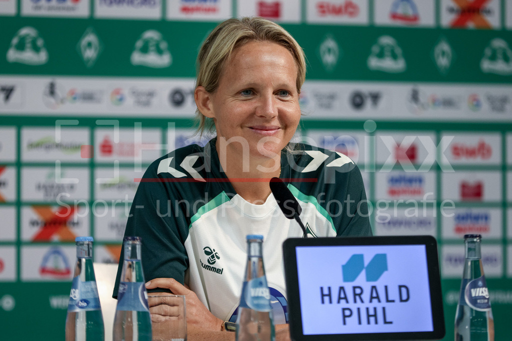 Fussball, Google Pixel Frauen-Bundesliga, Vorstellung Trainerin SV Werder Bremen | Friederike Kromp (Fritzy Kromp, Trainerin, Cheftrainerin, SV Werder Bremen) bei ihrer Vorstellung als neue Trainer der Frauen, Frauenmannschaft des SV Werder Bremen, Portrait, Nahaufnahme, Einzelfoto, Einzelbild, DIE DFB-RICHTLINIEN UNTERSAGEN JEGLICHE NUTZUNG VON FOTOS ALS SEQUENZBILDER UND/ODER VIDEOÄHNLICHE FOTOSTRECKEN. DFB REGULATIONS PROHIBIT ANY USE OF PHOTOGRAPHS AS IMAGE SEQUENCES AND/OR QUASI-VIDEO.