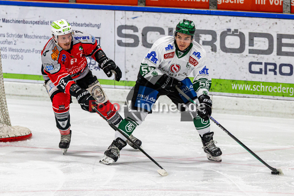 TSV Peißenberg Miners vs TSV Erding Gladiators | Eishockey Bayernliga 2023/2024, TSV Peißenberg Miners vs TSV Erding Gladiators, 20240107,
Duell zwischen Maximilian MALZATZKI (Miners 67) und Paul PFENNINGER (Gladiators 58),
2024-01-07 in Peißenberg (Eisstadion)
67 Maximilian MALZATZKI (Miners 67), 58 Paul PFENNINGER (Gladiators 58)
Copyright: WolfgangxLindner foto-lindner.de