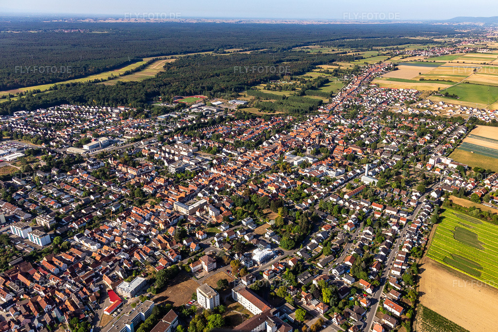 Luftbild: Hauptstraße und Saasstraße von Nordosten in Kandel im Bundesland Rheinland-Pfalz in Deutschland. Foto: IMG_134029.jpg vom 21.08.2022 durch Werner Riehm/FLY-FOTO.deSV Kandel