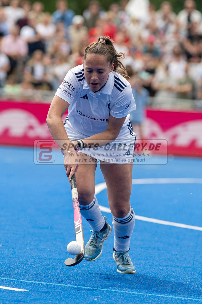 Final4_20250601-1200-Z82_8800 | Krefeld, Deutschland, 01.06.2025:  Feldhockey Final4 2025 – „Deutsche Feldhockey-Meisterschaften 2025“ Harvestehuder HTC - Düsseldorfer HC (Finale Damen) im Gerd-Wellen-Hockeyanlage am 01.06.2025 in Krefeld, Deutschland. (Foto von Kramhöller/Fehrmann/Kaste)Krefeld, Germany, 01.06.2025: Feldhockey Final4 2025 – „Deutsche Feldhockey-Meisterschaften 2025“ Harvestehuder HTC - Düsseldorfer HC (Finale Damen) in Gerd-Wellen-Hockeyanlage at 01.06.2025 in Krefeld, Deutschland. (Foto from Kramhöller/Fehrmann/Kaste)