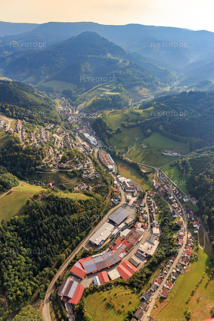 Luftbild: Industriegebiet Stöckmatt an der Rench mit Treyer Paletten GmbH im Ortsteil Bad Peterstal in Bad Peterstal-Griesbach im Bundesland Baden-Württemberg in Deutschland. Foto: IMG_008880.jpg vom 20.09.2020 durch Werner Riehm/FLY-FOTO.deTREYER.COM