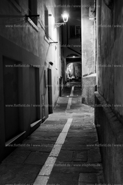 Nächtliche Gasse | Straßenfotografie aus Triest