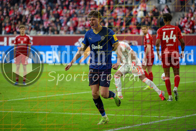 10.04.2026, GER, Fussball, Herren, 2. BL, Saison 2025/2026, Fortuna Düsseldorf - Holstein Kiel | Phil Harres (Kiel) Torjubel, jubelt nach seinem Treffer zum 0:1 