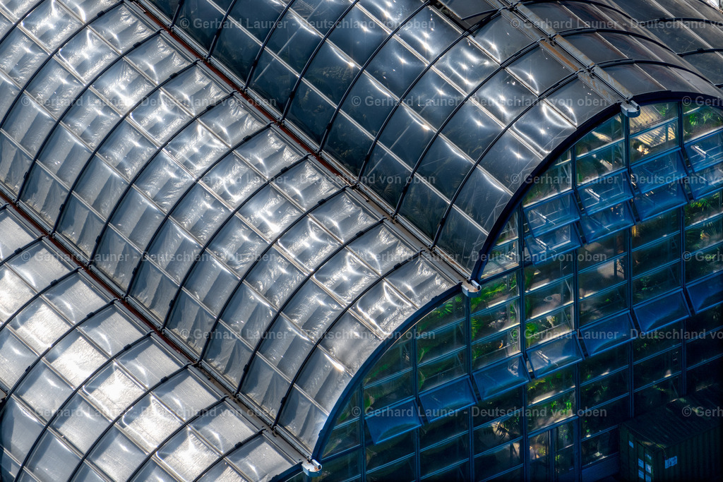 4032036 | INSEL MAINAU 12.06.2020 Dach und Front Palmenhaus auf der Insel Mainau am Bodensee im Bundesland Baden-Württemberg, Deutschland. Weiterführende Informationen bei: Mainau GmbH. // Roof and front palm house on the island of Mainau on Lake Constance in the state Baden-Wuerttemberg, Germany. Further information at: Mainau GmbH. Foto: Gerhard Launer